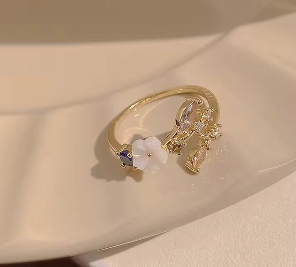 Gold magic flower ring