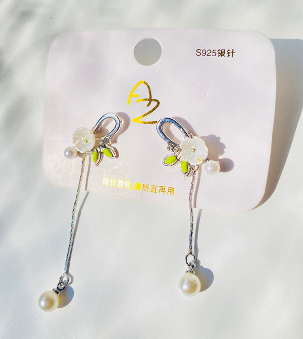 Fairy White flower with hanging pearl mismatch earrings