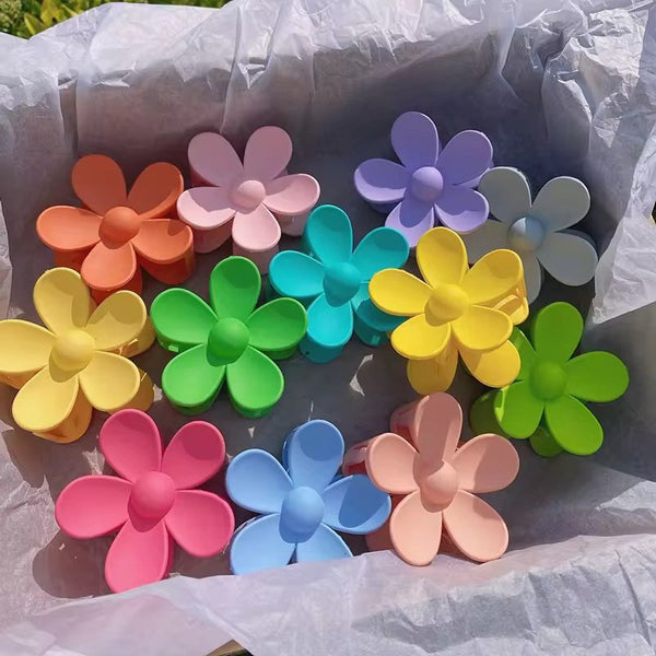 Medium matte daisy claw clip